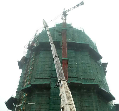 河池市吊车在工地上作业